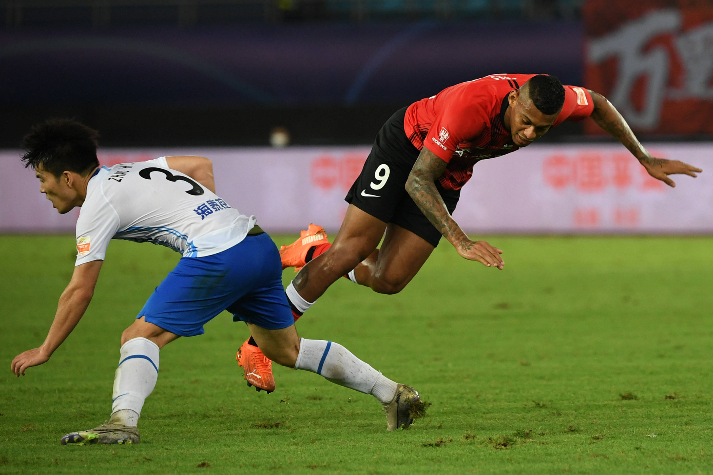 上港客场对阵天津泰达，争取客场获得三分