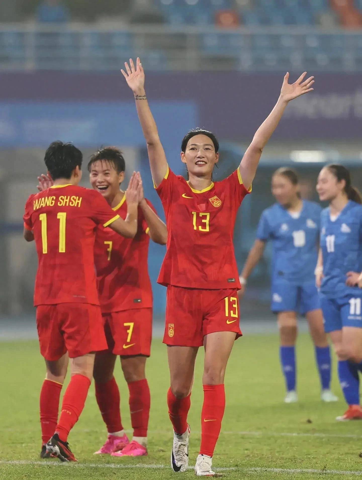 国际女足比赛中,运动员战斗精神彰显无疑 国际女足比赛中,运动员战斗精神彰显无疑