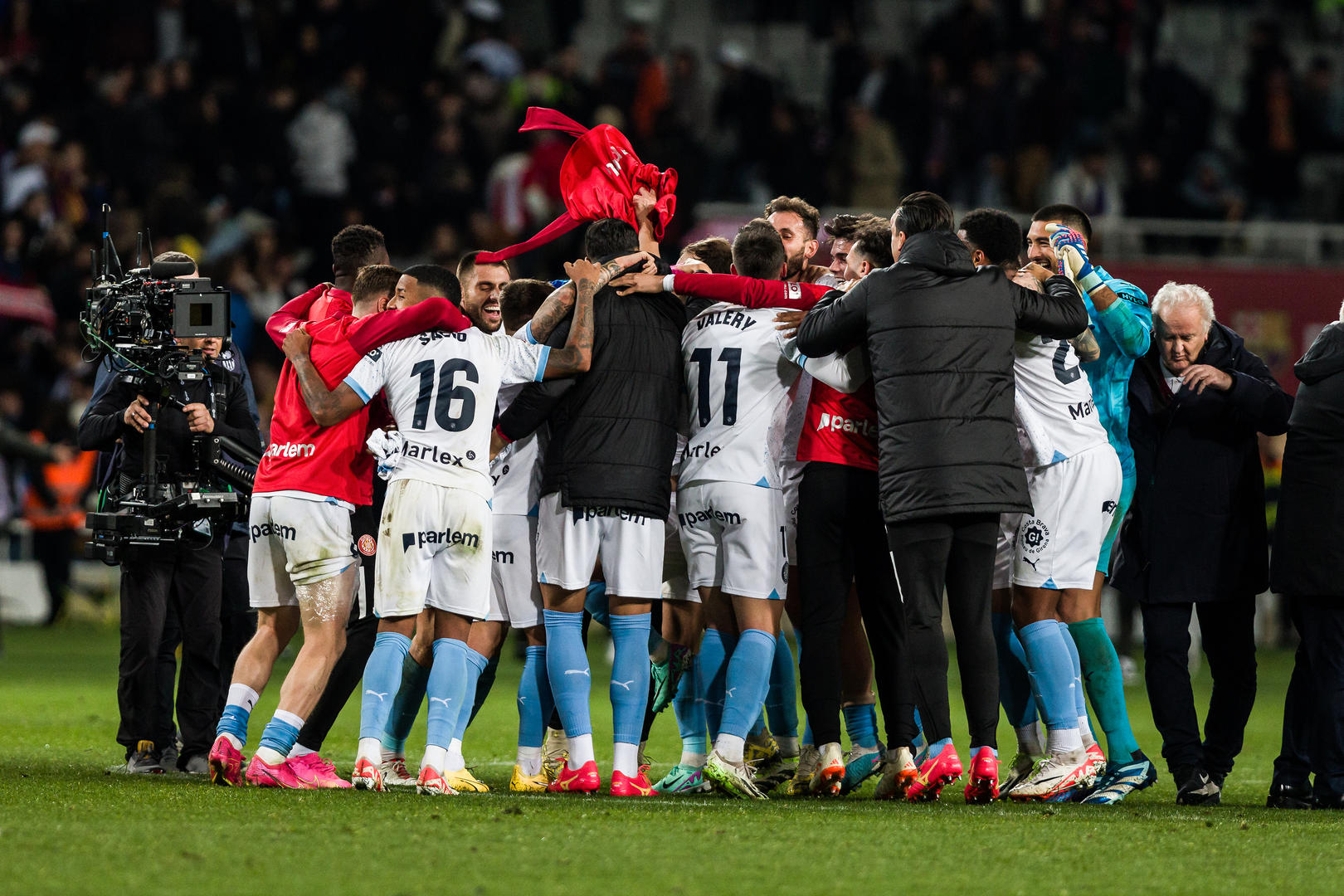 精彩足球比赛过后,球员们互致掌声 精彩足球比赛过后,球员们互致掌声