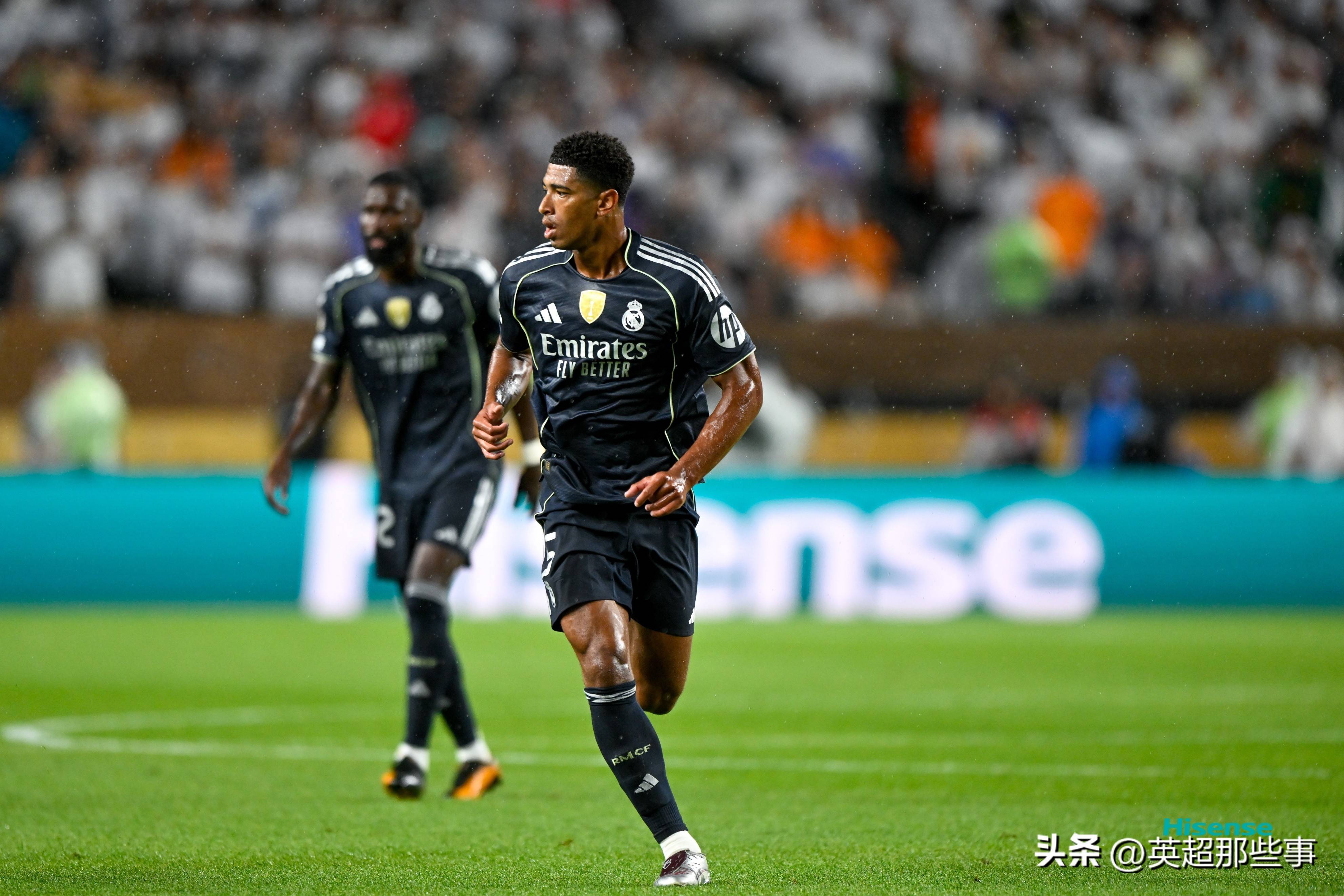 皇马三球完胜，并列领跑积分榜的简单介绍