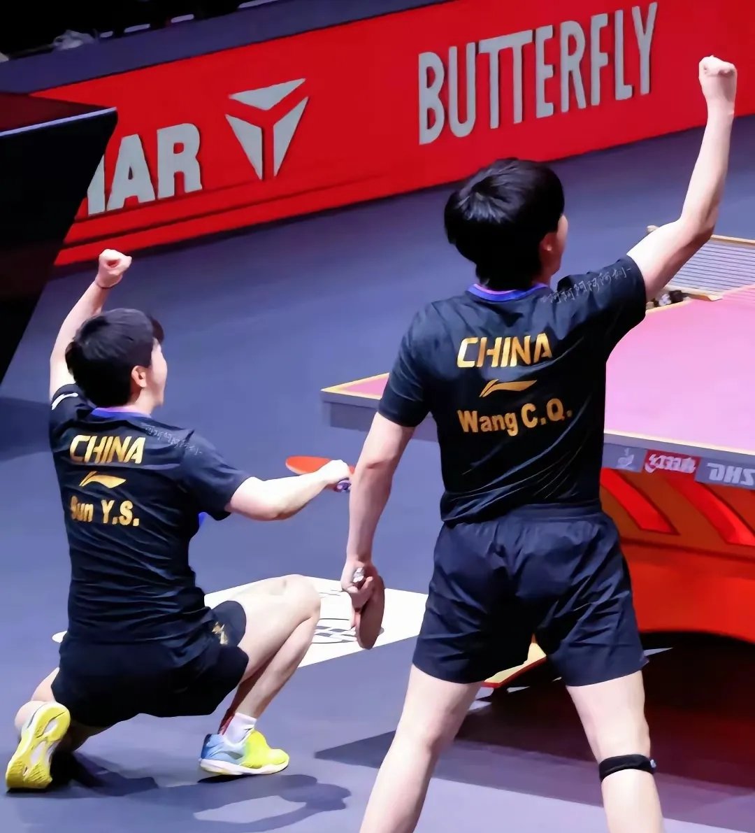 乒乓球选手对决,球速如闪电的简单介绍 乒乓球选手对决,球速如闪电的简单介绍