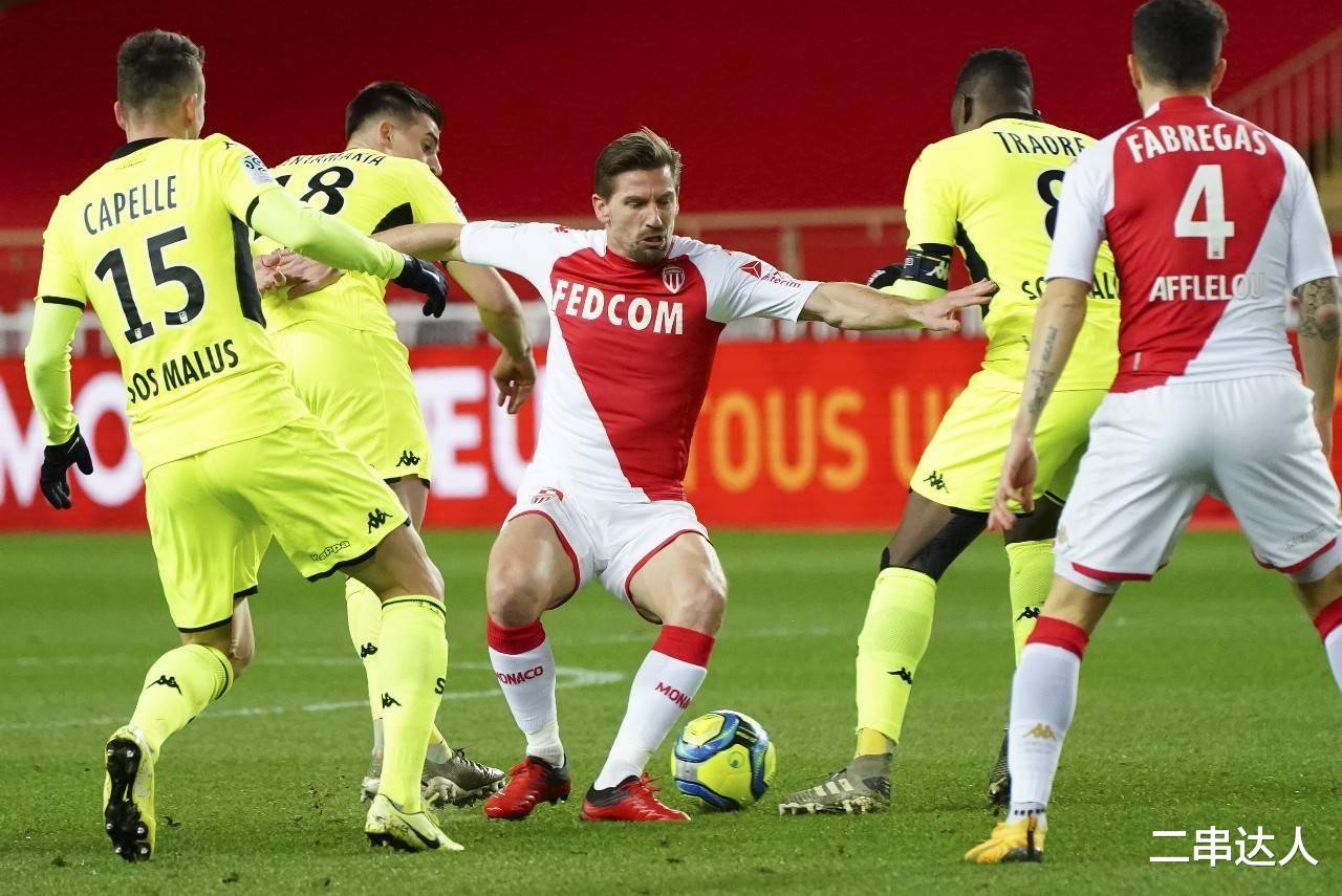 国际比赛中的一支球队以微弱优势取胜 国际比赛中的一支球队以微弱优势取胜