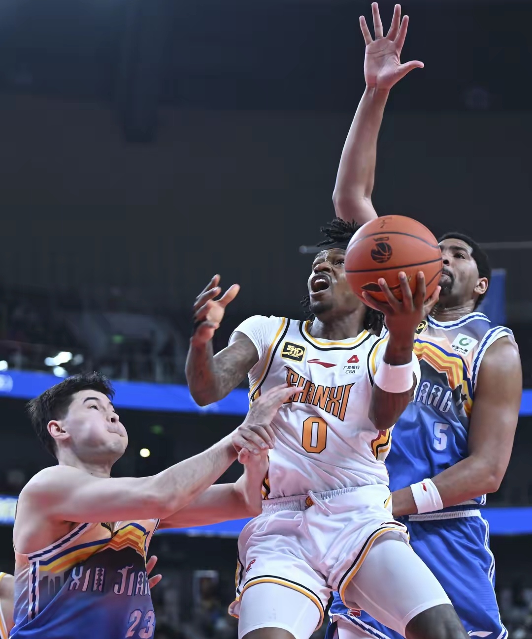 热血澎湃！球员全力拼搏，比赛场面激烈